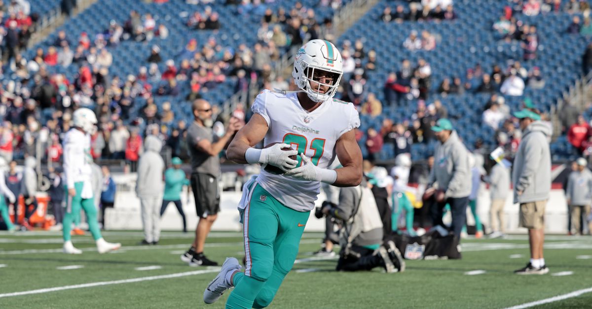 Miami Dolphins secure Durham Smythe with contract extension.