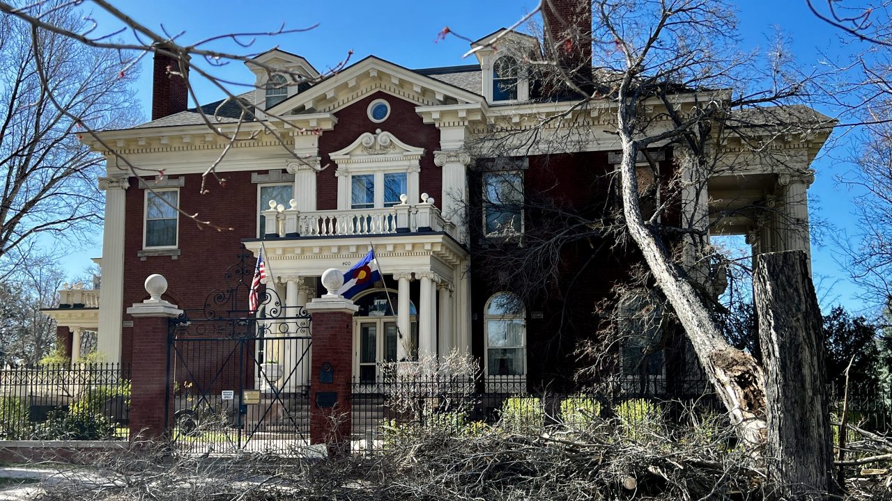 Featured image for "Widespread Chaos: Extreme Winds Cause Power Outages, Flight Disruptions in Denver and Surrounding Areas"