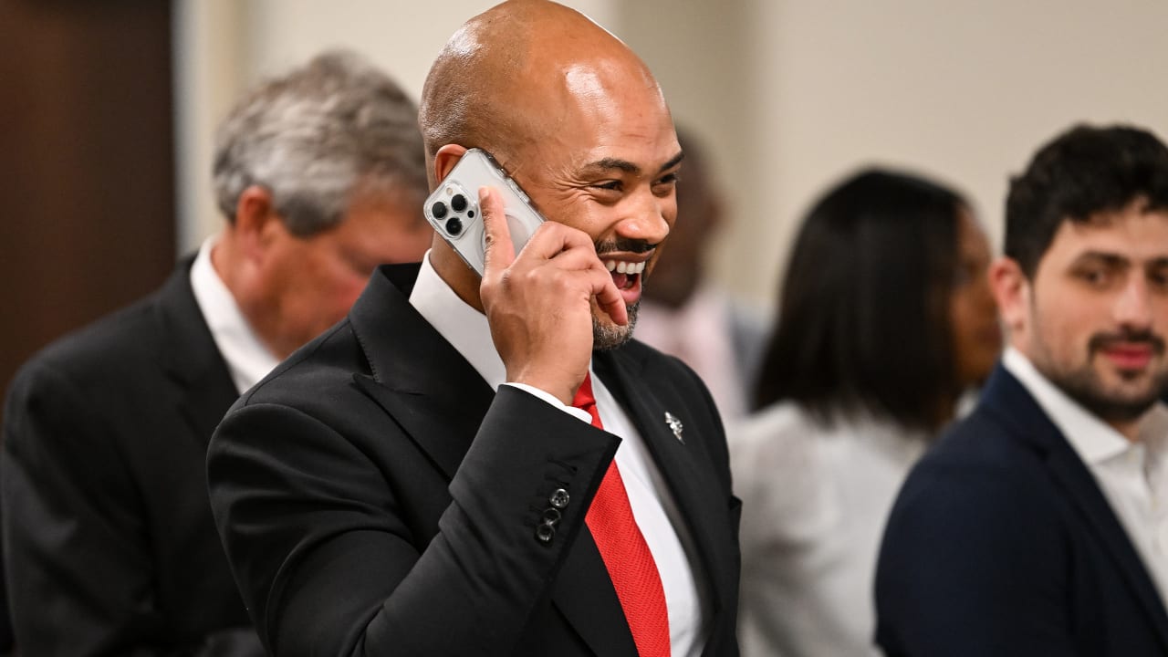 Featured image for Falcons' Bold Move: Landing Bijan Robinson with No. 8 Pick in NFL Draft.