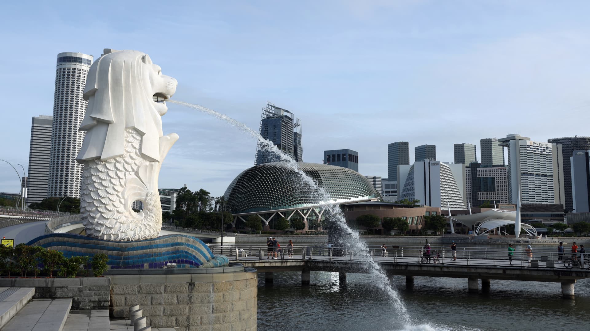 "Singapore Central Bank Maintains Unchanged Monetary Policy Amid Unexpected Inflation Rise"