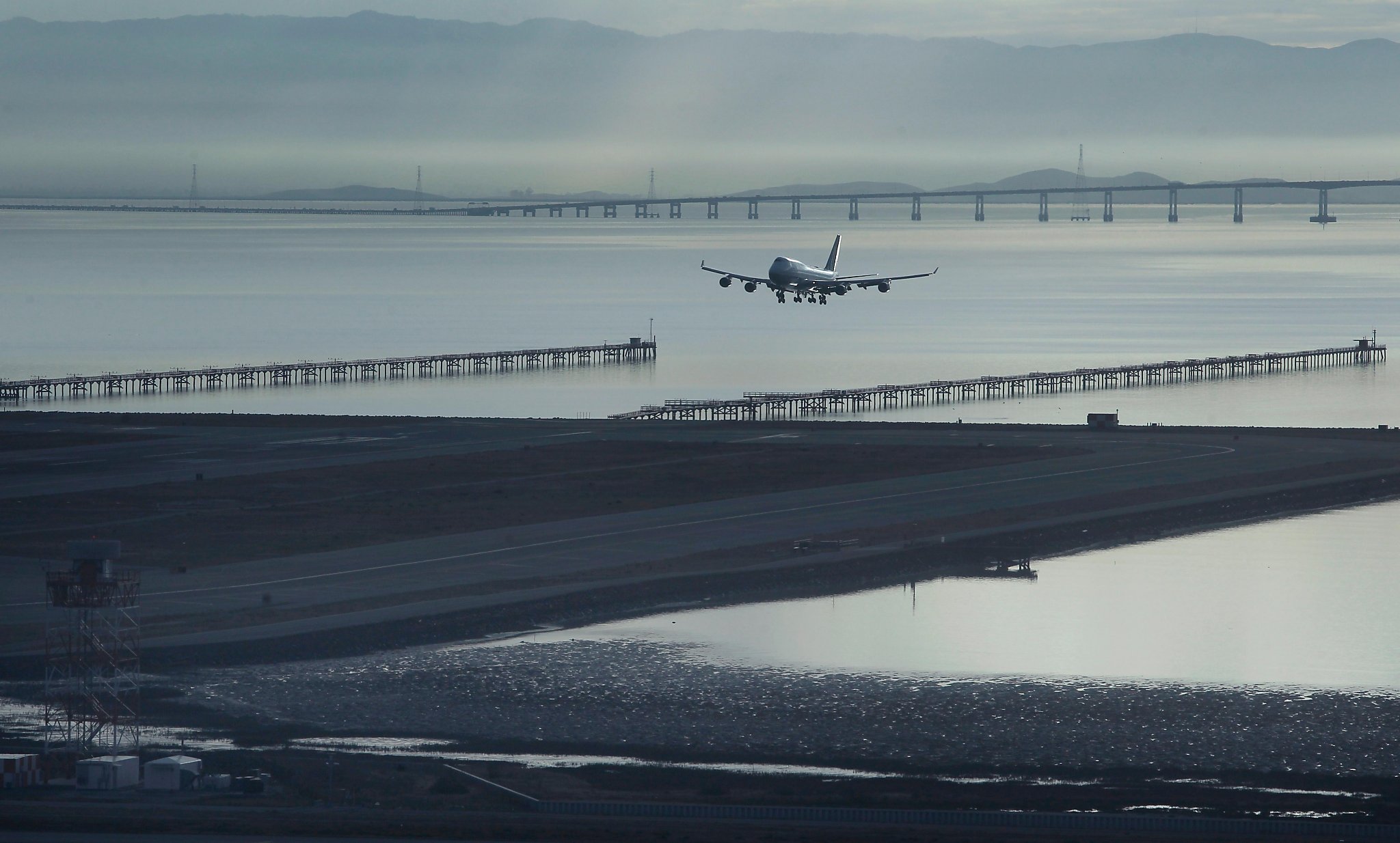 Featured image for Multiple United Airlines flights experience mechanical issues and diversions at SFO.