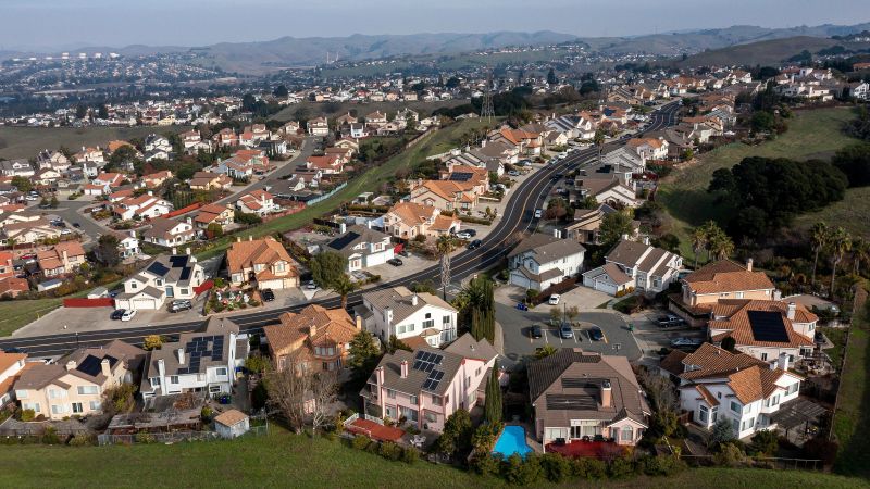 "Homebuyers Retreat as Mortgage Rates Hit 6-Month High"