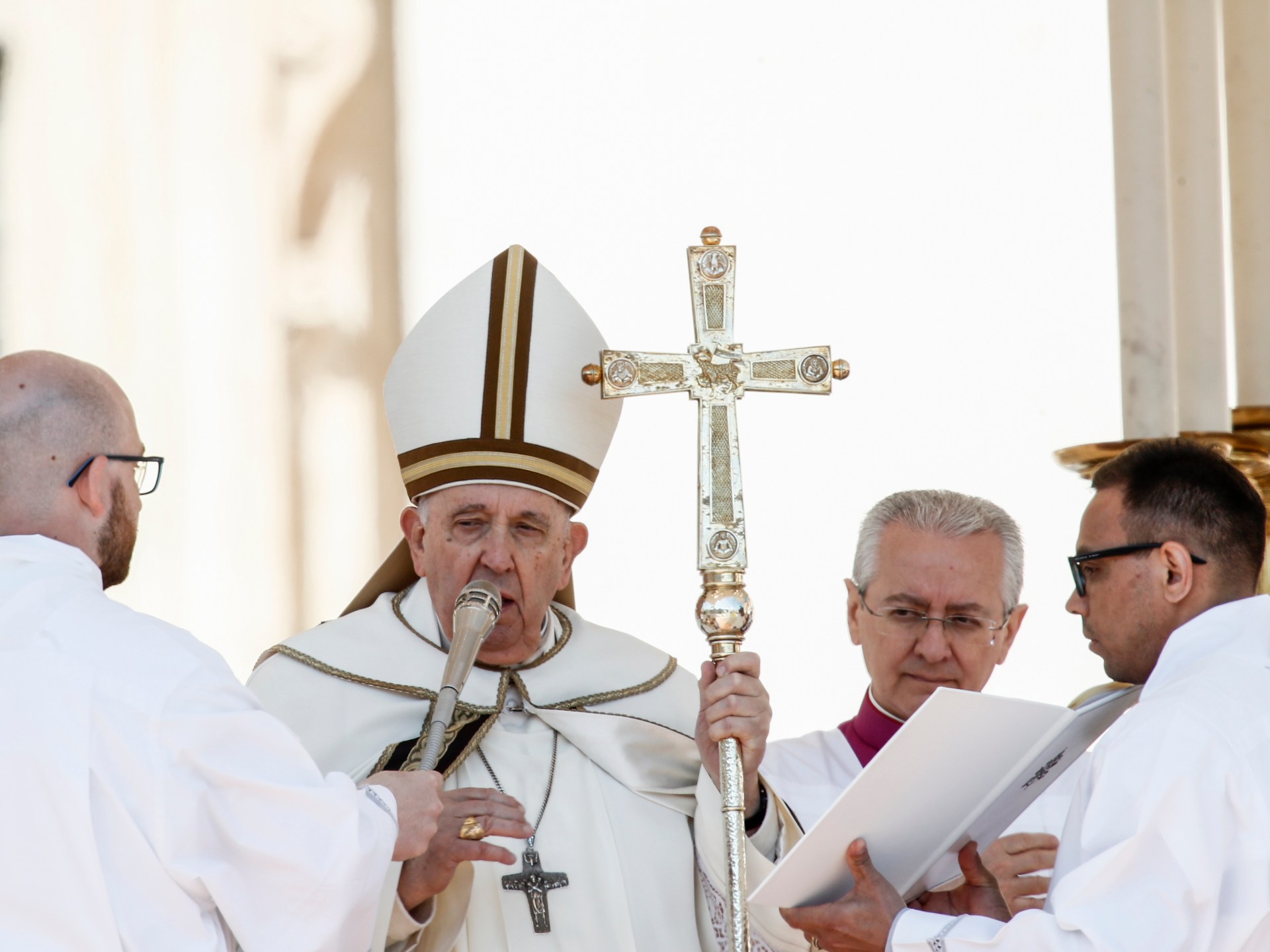 Pope Francis urges peace amid ongoing Ukraine attacks and Russian strikes.