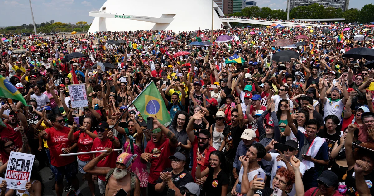 Featured image for Mass protests in Brazil oppose Bolsonaro amnesty bill
