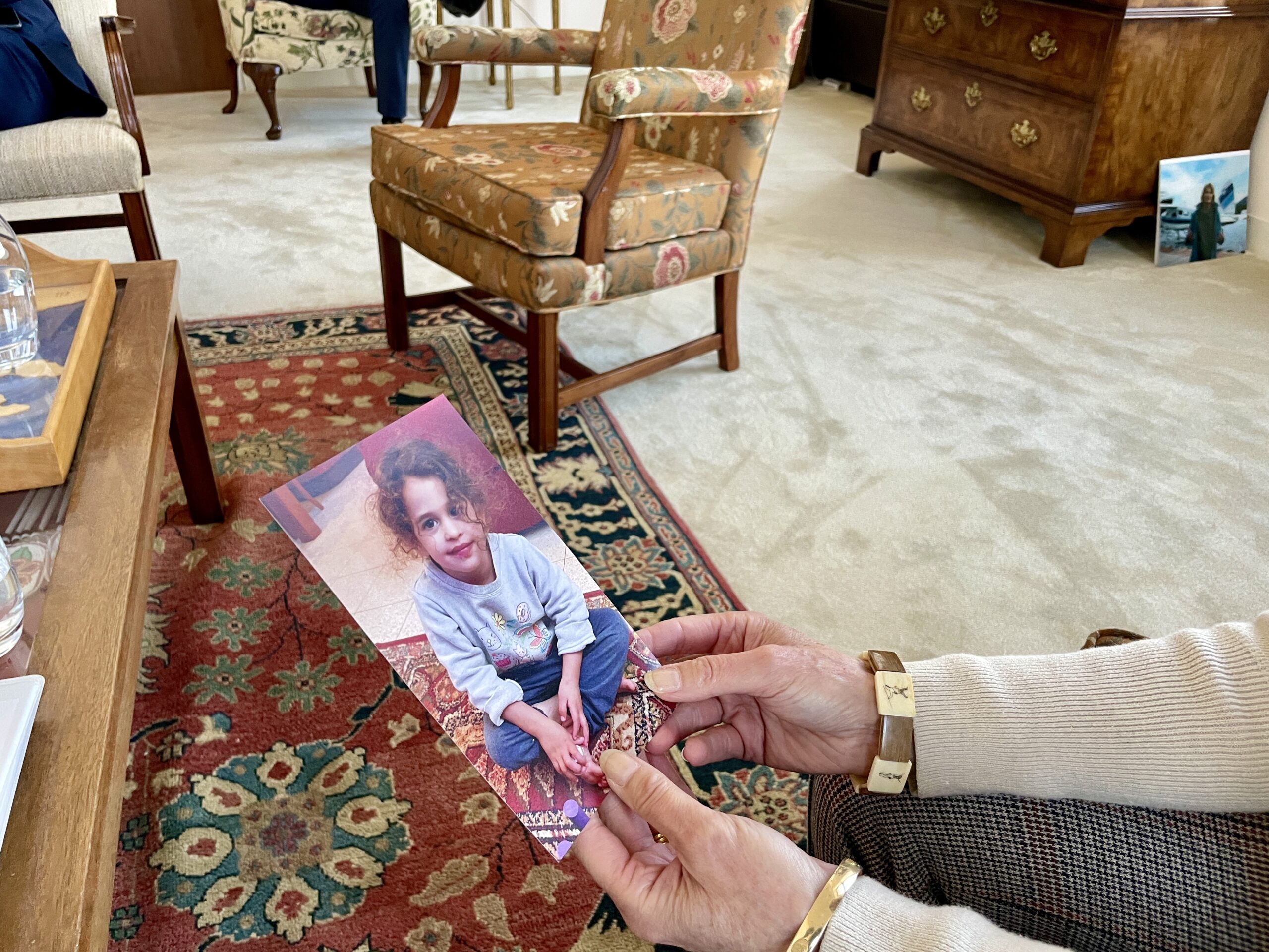 "Senator Murkowski's Desk Photo Symbolizes Stance on Gaza, Sparks Hope for American Toddler's Return"