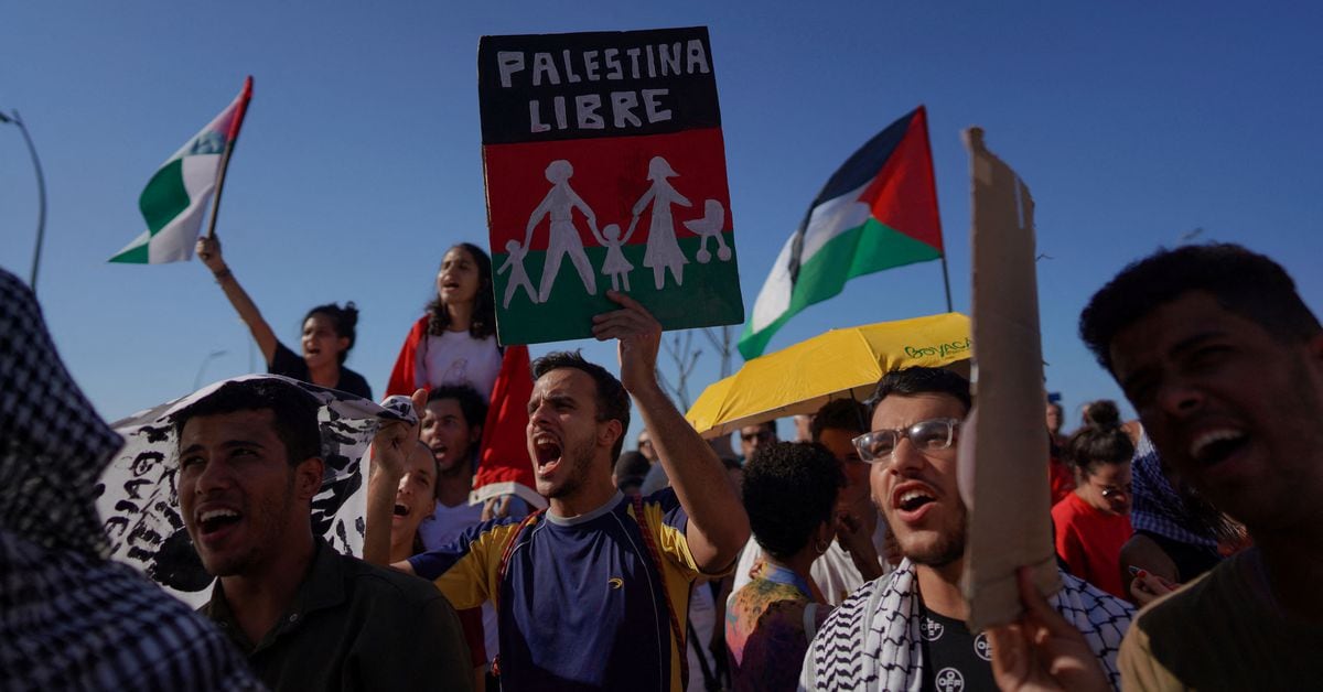 "Cuba's Bold Display of Solidarity: Pro-Palestine March Passes US Embassy in Havana"