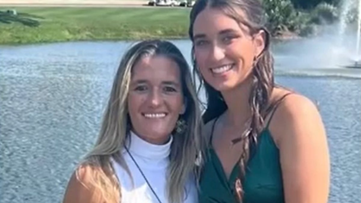 Ex-boyfriend stabs girl and mom in Ponte Vedra sports bar, slicing throat.