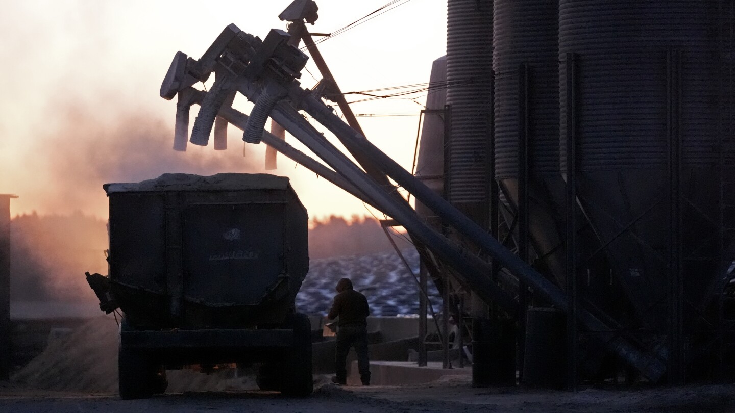 Featured image for "Immigrant Workers: A Key Factor in Boosting the US Economy"