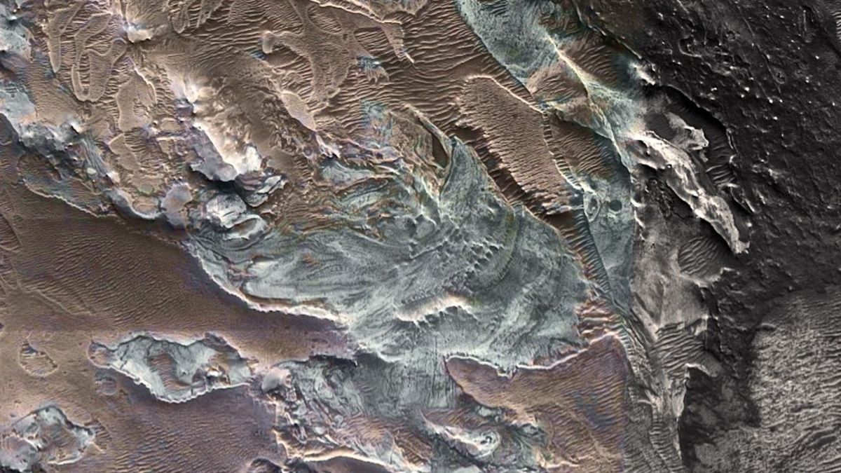 "Signs of Glacier on Mars Suggest Possible Water Ice Presence Today"