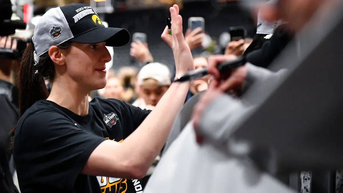 Iowa Hawkeyes to Play Basketball Doubleheaders in Des Moines.