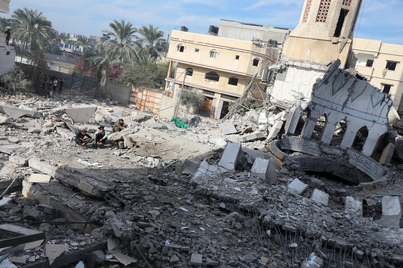 Featured image for Israel Strikes Hamas Targets in Gaza, Raids Mosque Used as Base