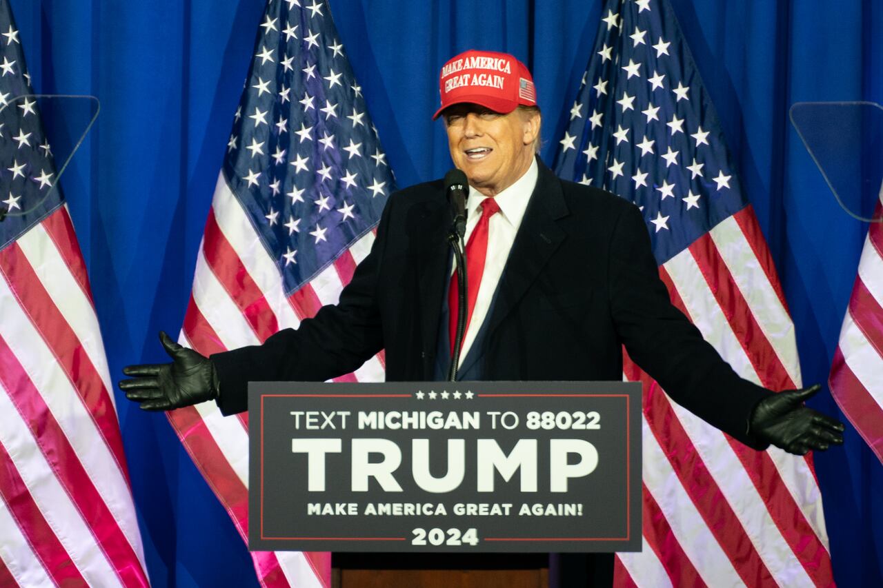 "Trump Rallies in Michigan, Dismisses Legal Woes and Targets Biden Policies"