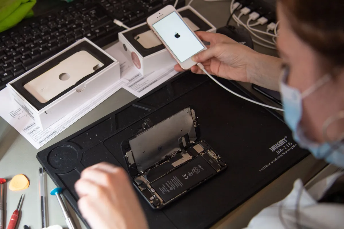 Apple's iPhone dominates global refurbished smartphone market with nearly 50% share.