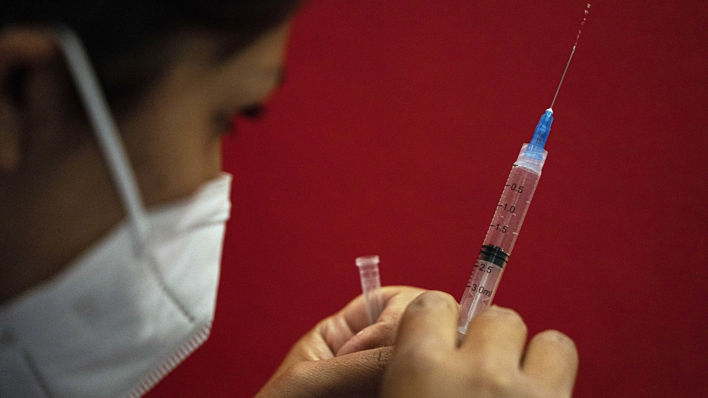 FDA advisers recommend updated omicron COVID shot for fall boosters.