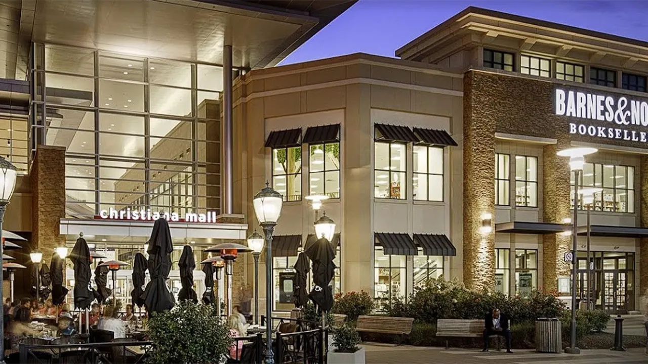 Teen charged in Delaware mall shooting, 2 suspects still at large.