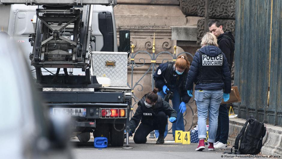Featured image for Louvre Heist: DNA Evidence and Dramatic Escape Unveiled
