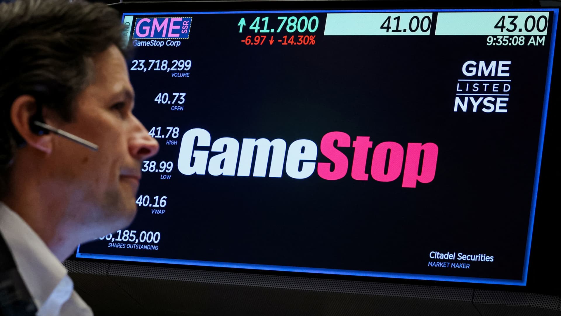 Featured image for GameStop Shares Surge 24% After $933 Million Stock Sale Completion