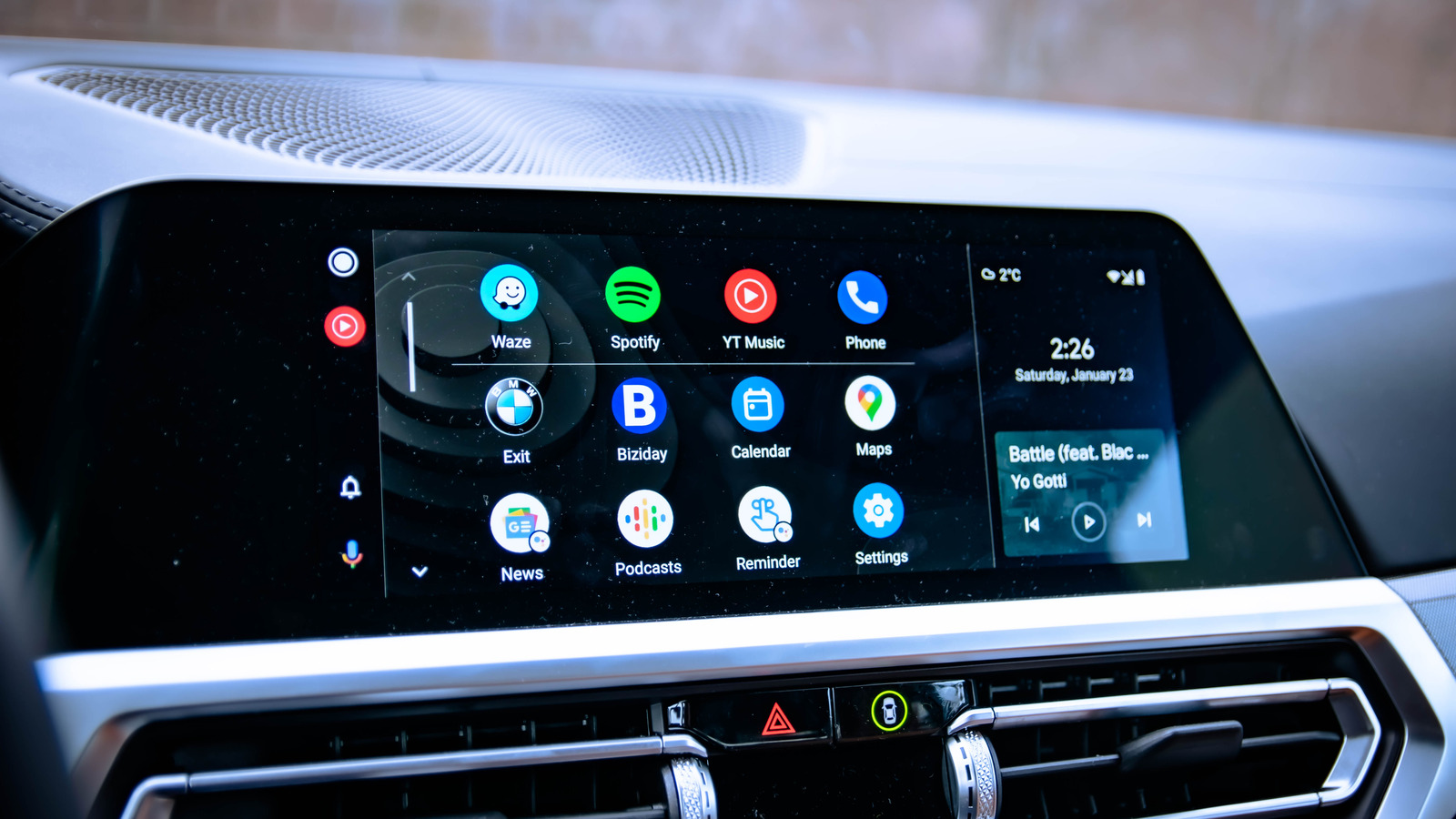 "Mastering Android Auto Display Customization and Unveiling Motorola Razr+ Hidden Gems"