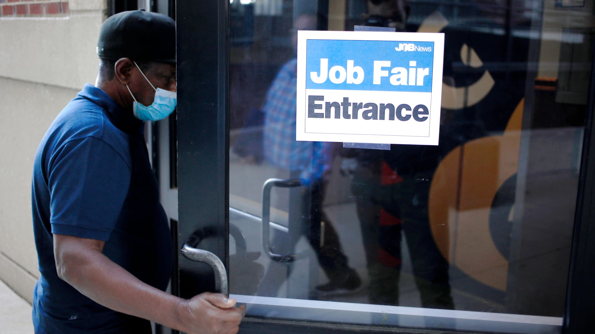 "US Job Openings Decline, Signaling a Cooling Employment Market"