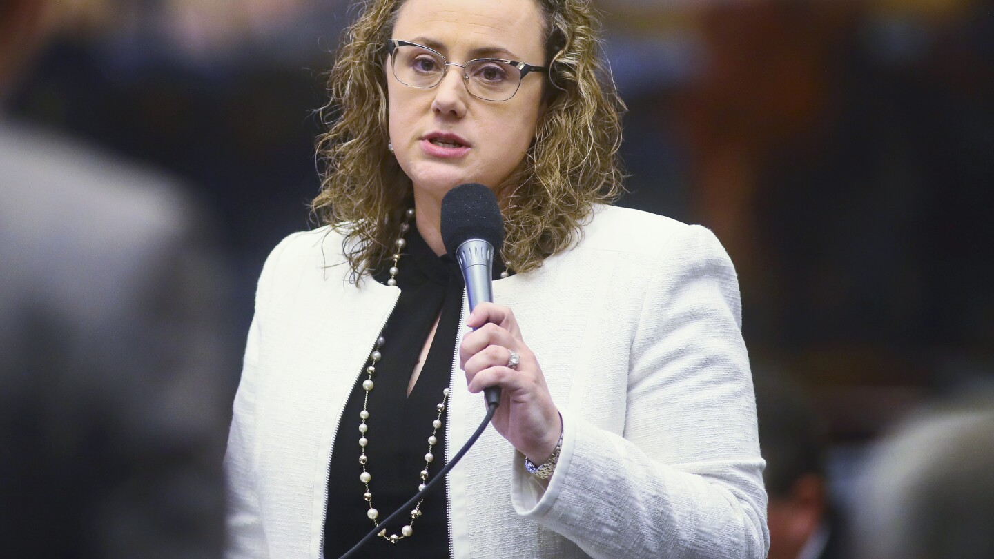 "Florida Enacts Ban on Social Media for Minors Under 16 Despite Constitutional Debate"