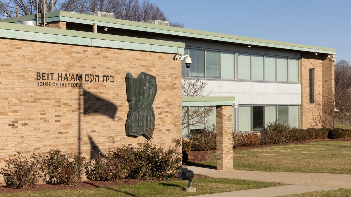 Featured image for Teen Arrested for Plotting Mass Shooting at Ohio Synagogue