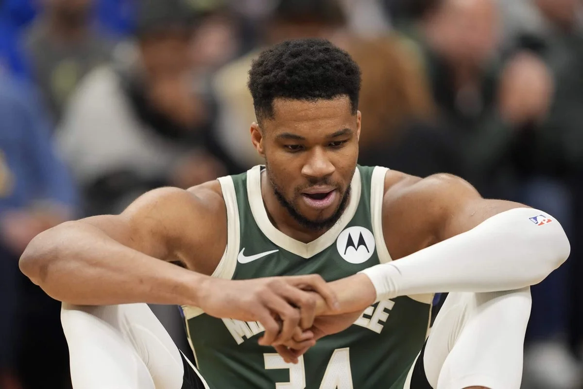 Bucks keep Giannis beyond deadline, plan to re-evaluate in summer