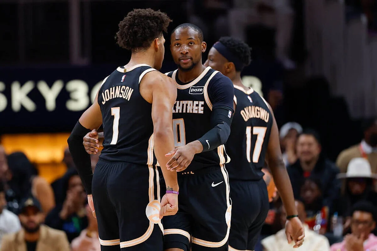 Hawks grab 10th straight to tighten East playoff race