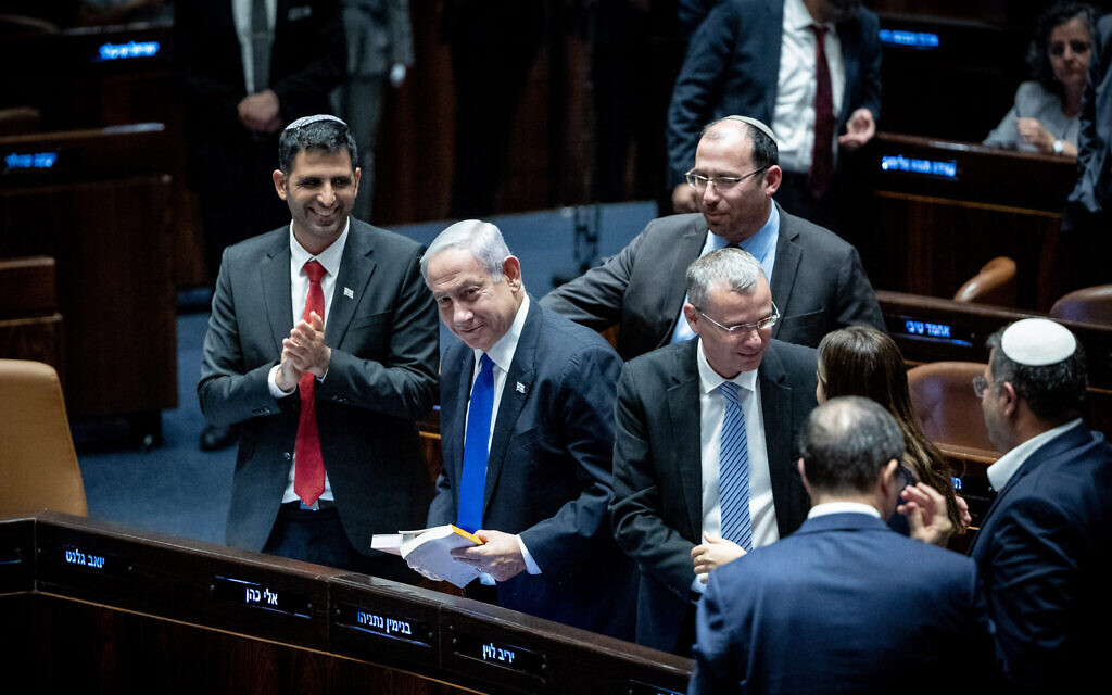 Featured image for "Proposed Bill Removes 'Reasonableness' Test for Politicians in First Reading"