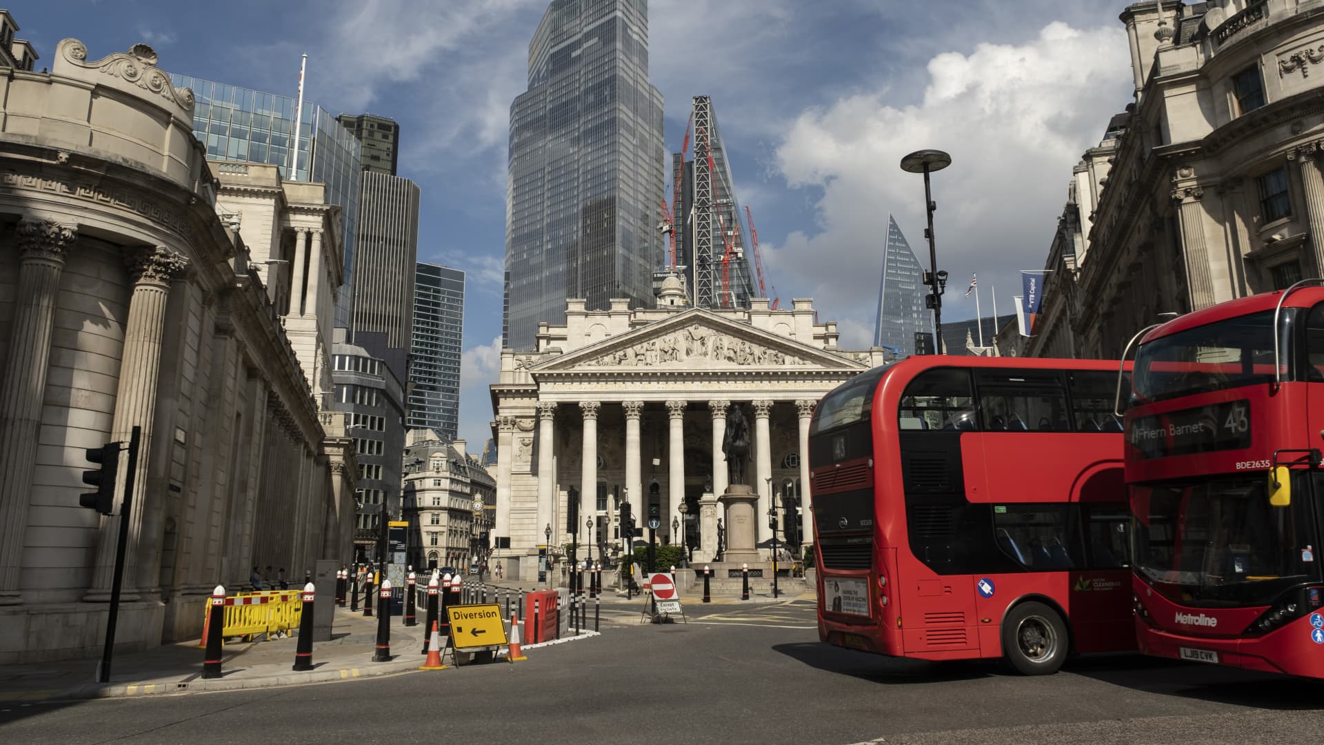 Bank of England Holds Rates Steady, Defies Rate Cut Predictions