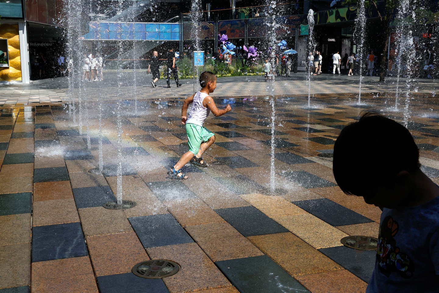 Record-breaking heatwave in Beijing prompts creative cooling solutions.