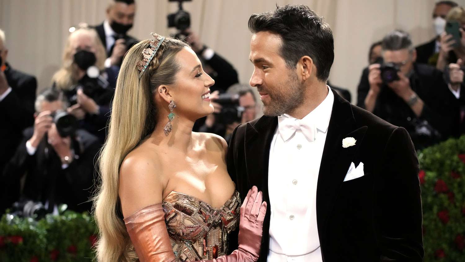 Blake Lively's Hilarious Gym Photos of Ryan Reynolds: The Ultimate Thirst Trap