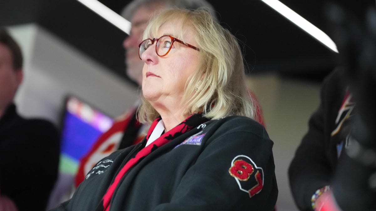 Featured image for Donna Kelce Receives Heartwarming Welcome on Southwest Flight from Super Bowl