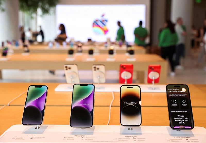 "Samsung Overtakes Apple in Phone Market as iPhone Shipments Decline, According to IDC"