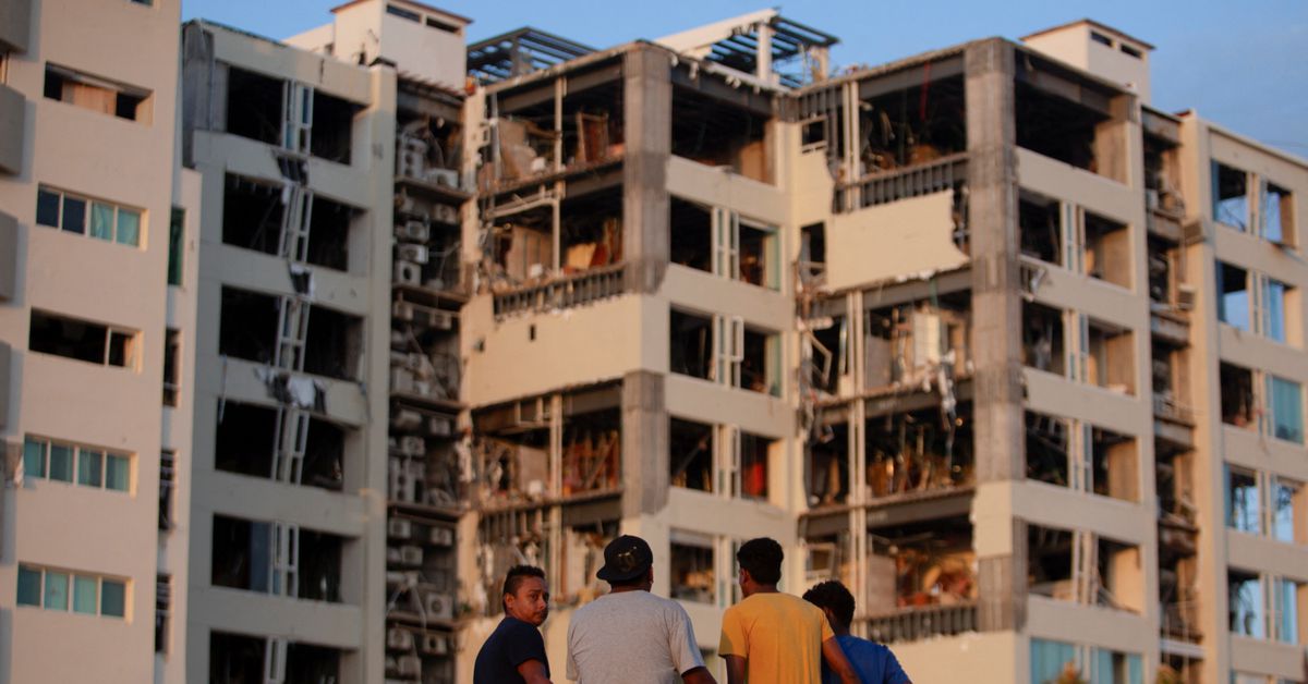 "Devastating Hurricane Otis Triggers Looting and Relief Efforts in Acapulco, Mexico"
