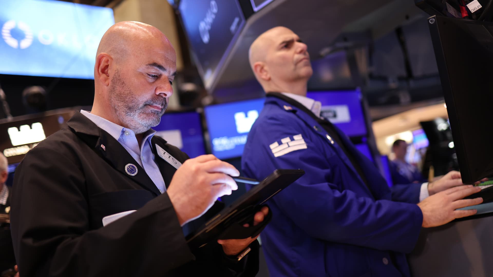 Fed Rate Cuts Unlikely Amid Strong Economy
