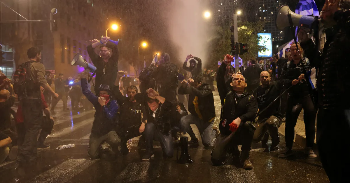 "Israeli Police Detain Anti-Gov't Protesters in Tel Aviv Amid Rising Tensions"