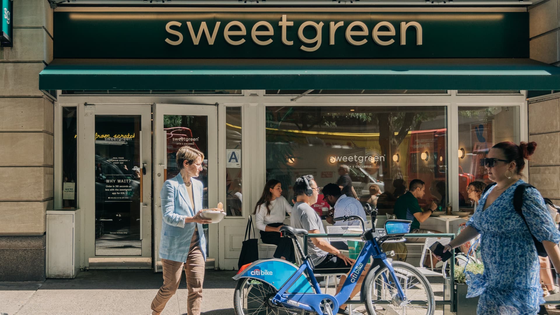 Featured image for Sweetgreen Shares Plunge Amid Earnings Misses and Outlook Cuts