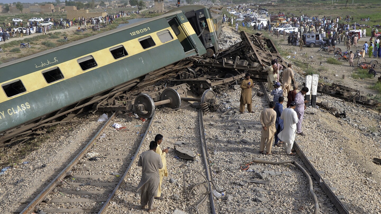 "Tragic Train Derailment in Pakistan Claims 30 Lives, Leaves 90 Injured"