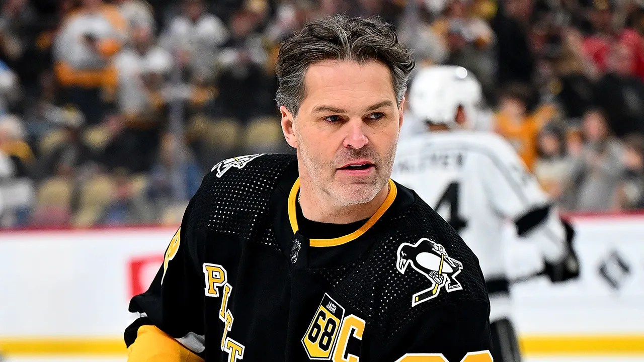 Featured image for "Massive Theft: 25,000 Jaromir Jagr Bobbleheads Stolen from Penguins"