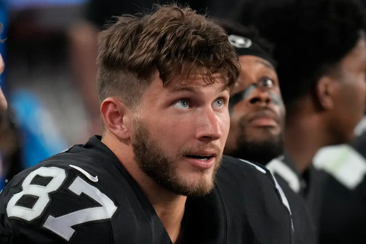 Foster Moreau signs 3-year, $12M deal with Saints while battling cancer.