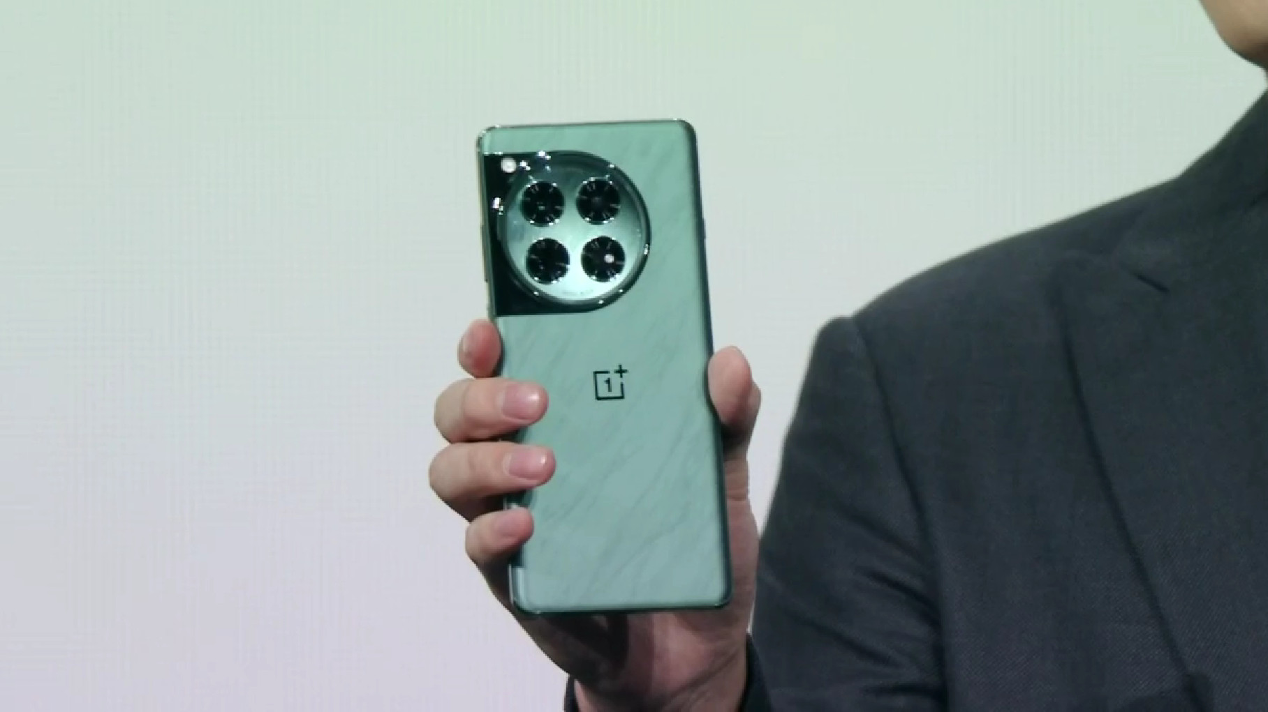 OnePlus 12: Massive Cooling Chamber and Impressive Battery Life