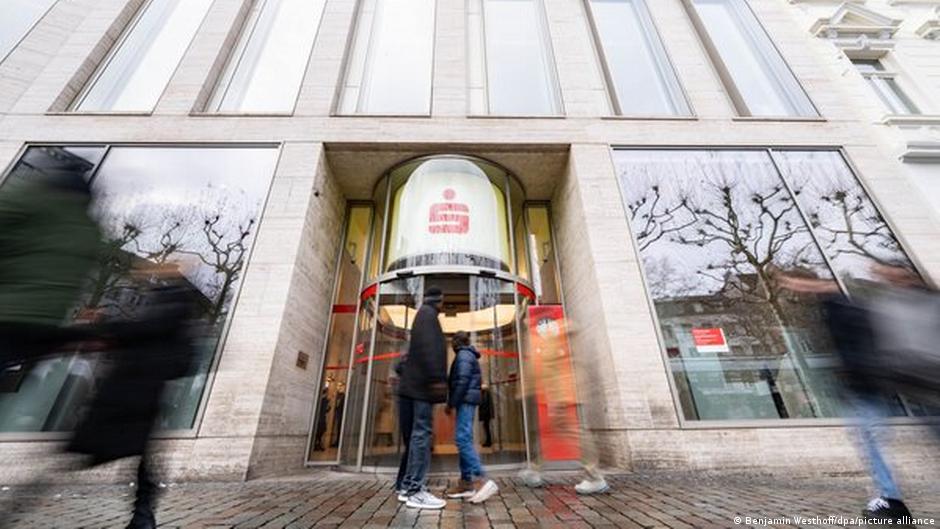 Featured image for Series of Bank Heists in NRW: Thieves Steal Millions Using Drills and Tunnels