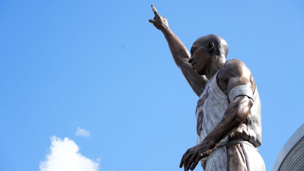 "Spelling Errors Mar Kobe Bryant Lakers Statue Base"