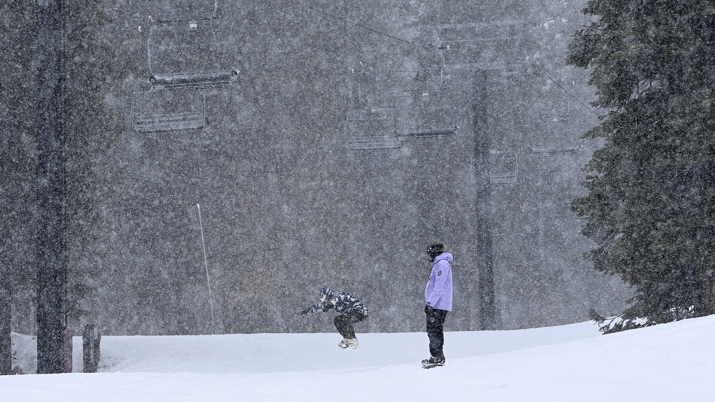 "Sierra Nevada Braces for 10 Feet of Snow and Urges Yosemite Visitors to Leave"
