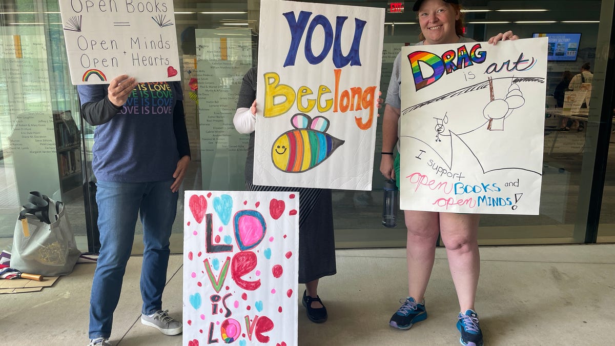 Featured image for Iowa Safe Schools and Matt McCoy host successful drag story hour in Des Moines library.