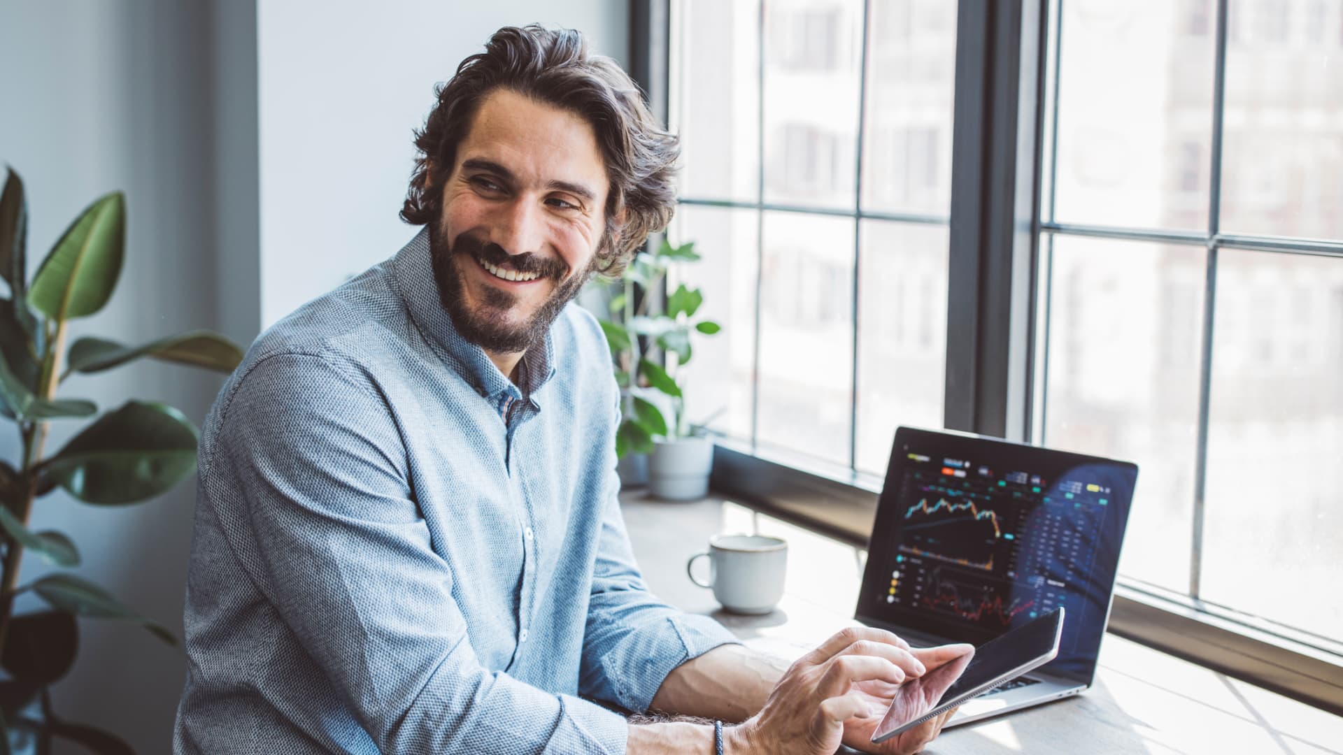 Featured image for Money market funds continue to attract record inflows and high yields.