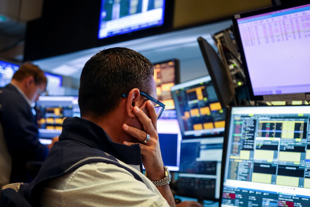 Wall Street Warns of Potential Stock Market Decline Amid Overvaluation Concerns