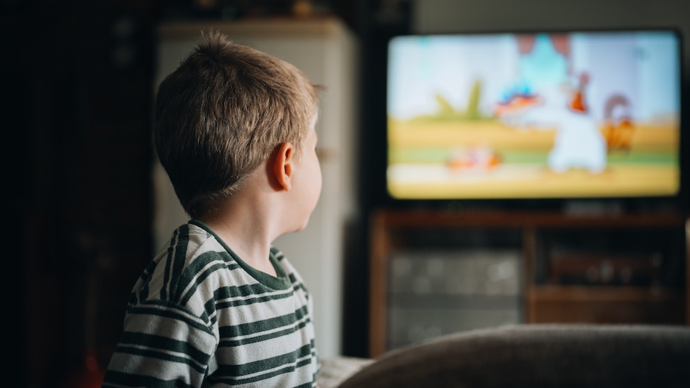 Featured image for "Screen Time in Early Childhood Linked to Atypical Sensory Processing and Abnormal Behavior in Toddlers: Study"