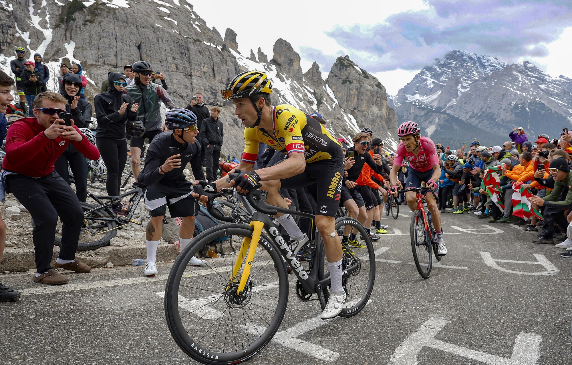 Featured image for Roglic's Dominance Secures Giro d'Italia Victory.