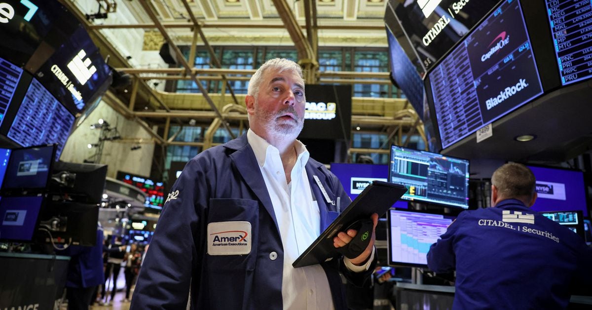 "Wall St Soars on Dovish Fed Comments, Fueling Rate Cut Hopes"